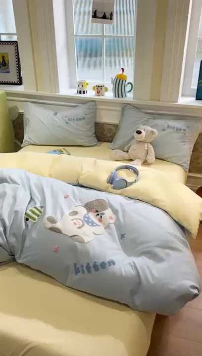 91家纺网 家纺一手货源 找家纺 我心家纺 2026新款水洗棉毛巾绣四件套 美梦小猫-蓝黄