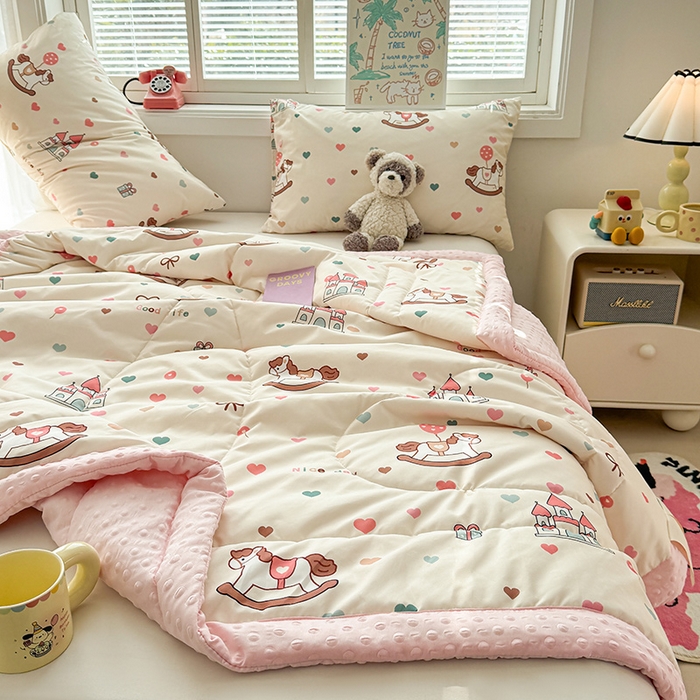 91家纺网 家纺一手货源 找家纺 悦织语 2026新款水洗棉双层纱豆豆被大豆夏凉被 旋转木马