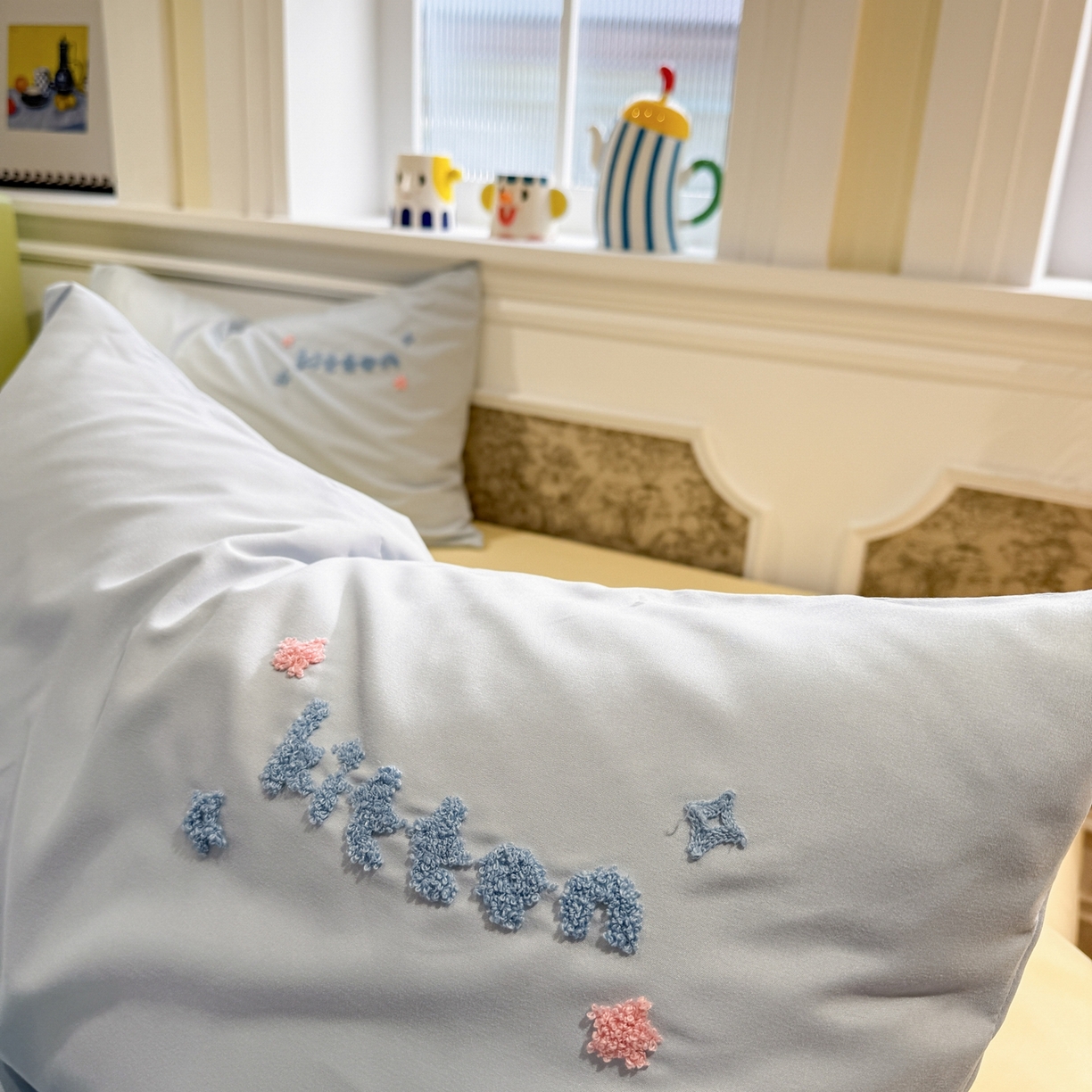 91家纺网 家纺一手货源 找家纺 我心家纺 2026新款水洗棉毛巾绣四件套 美梦小猫-蓝黄