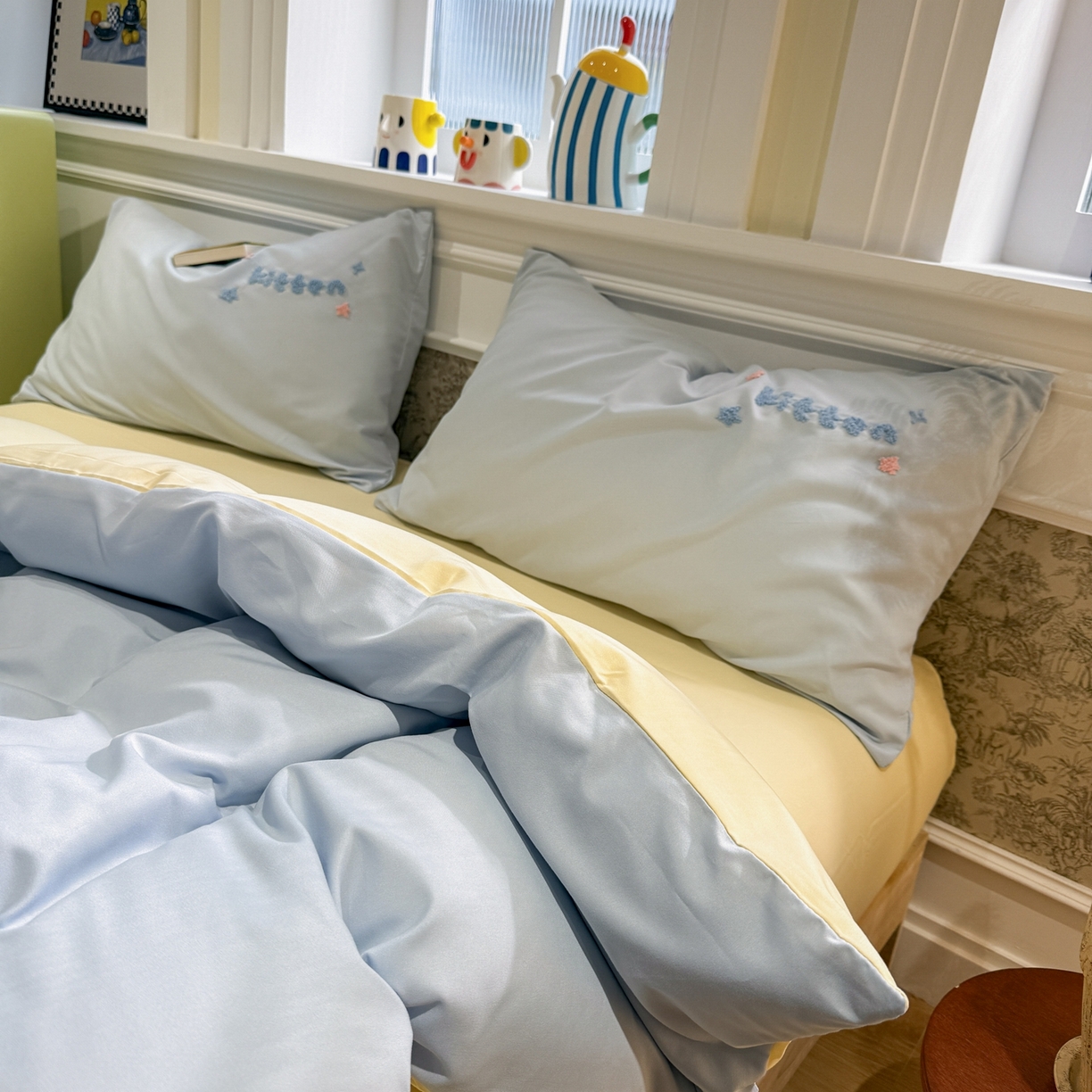 91家纺网 家纺一手货源 找家纺 我心家纺 2026新款水洗棉毛巾绣四件套 美梦小猫-蓝黄