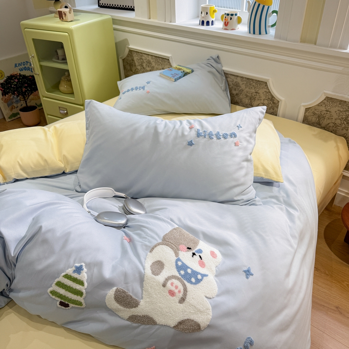 91家纺网 家纺一手货源 找家纺 我心家纺 2026新款水洗棉毛巾绣四件套 美梦小猫-蓝黄