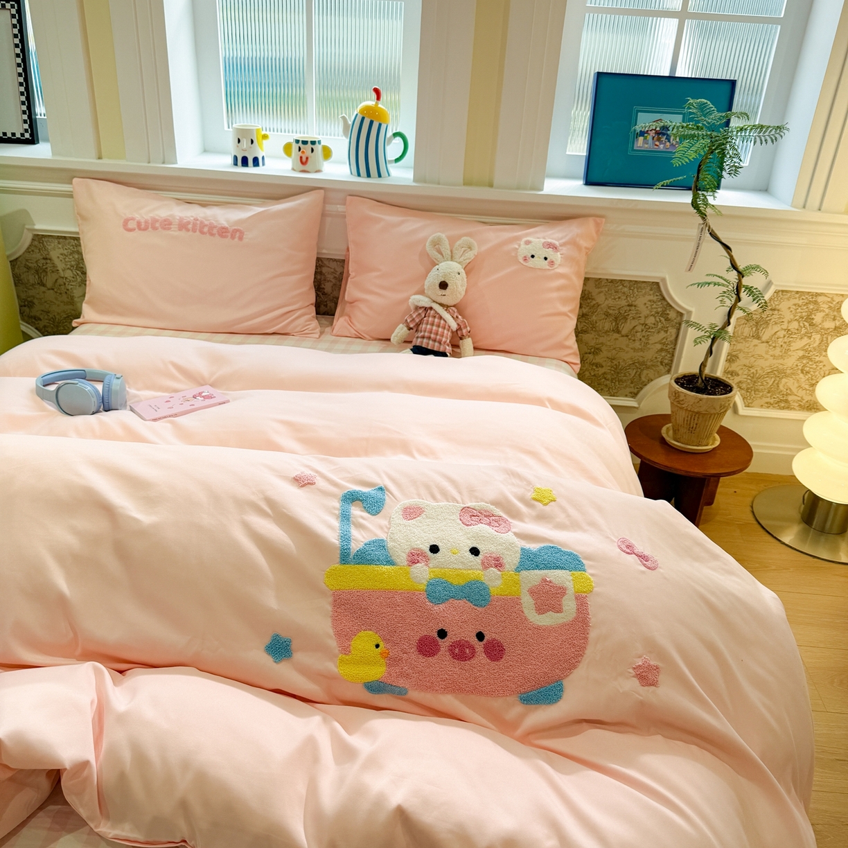 91家纺网 家纺一手货源 找家纺 我心家纺 2026新款水洗棉毛巾绣四件套 洗澡猫-浅玉