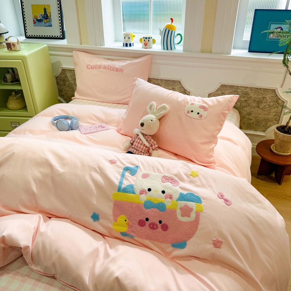 91家纺网 家纺一手货源 找家纺 我心家纺 2026新款水洗棉毛巾绣四件套 洗澡猫-浅玉