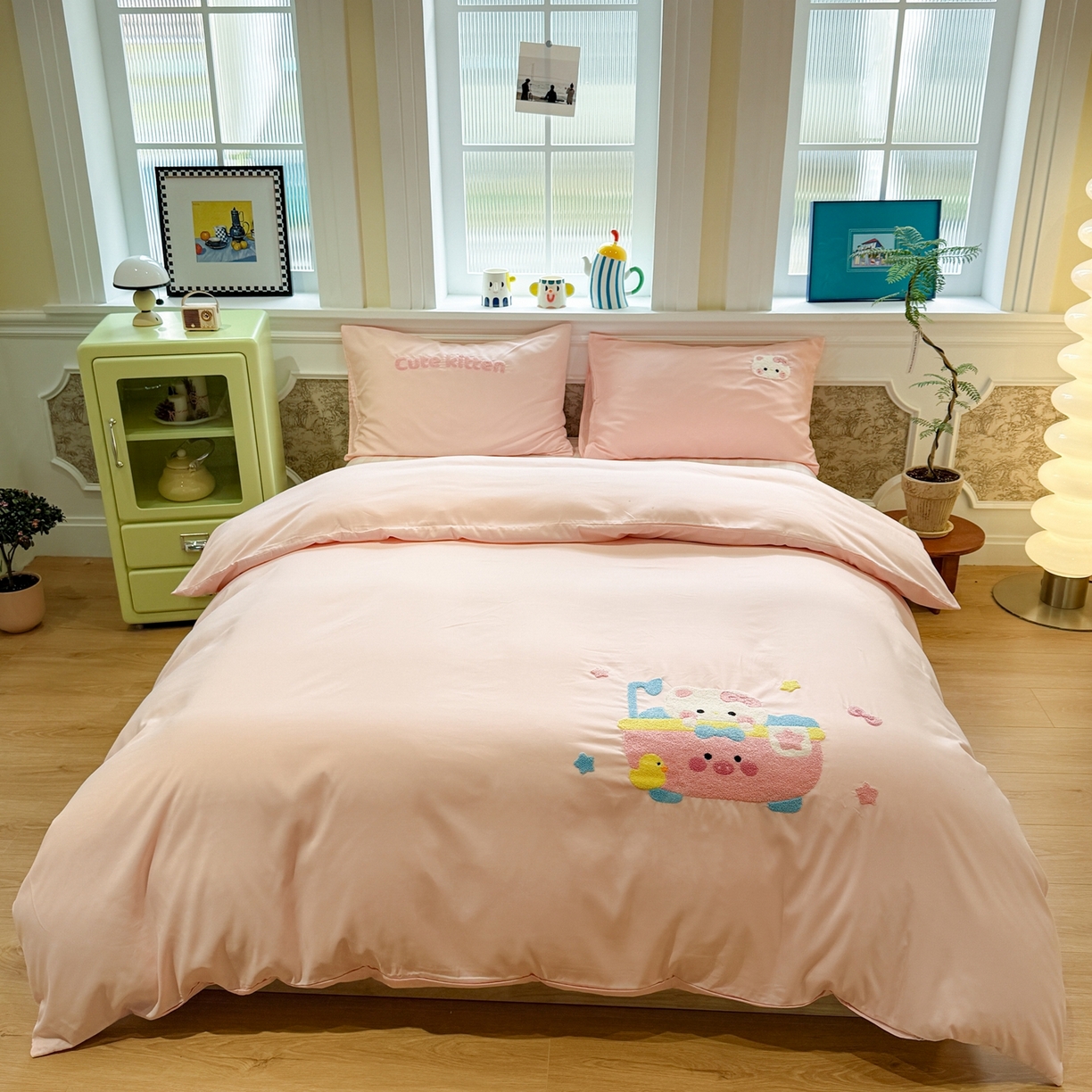 91家纺网 家纺一手货源 找家纺 我心家纺 2026新款水洗棉毛巾绣四件套 洗澡猫-浅玉