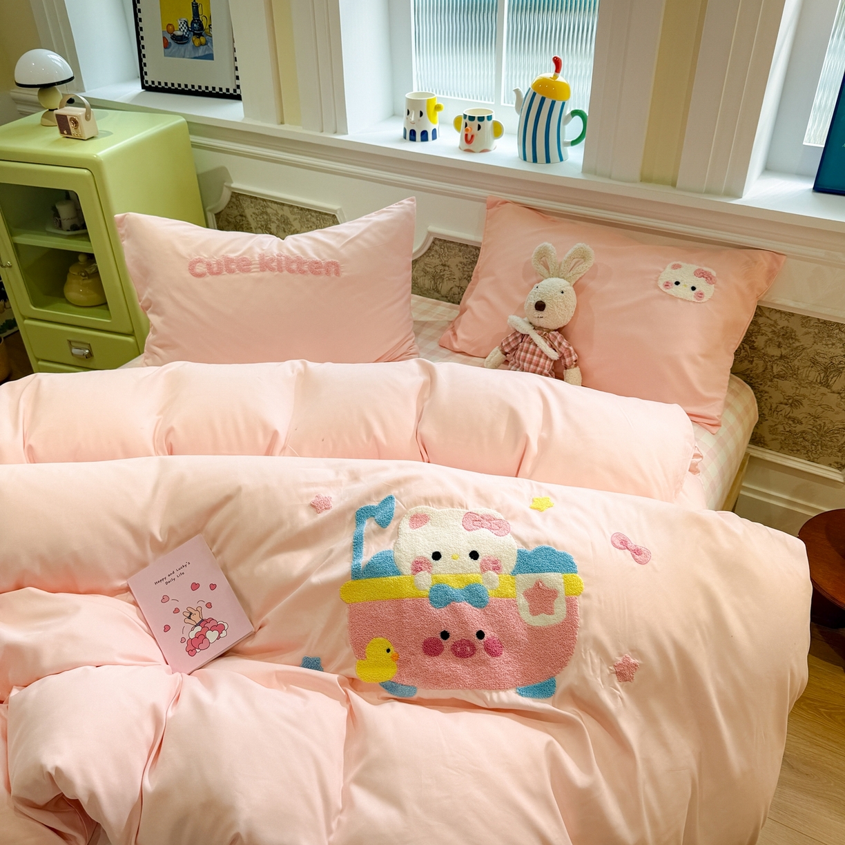 91家纺网 家纺一手货源 找家纺 我心家纺 2026新款水洗棉毛巾绣四件套 洗澡猫-浅玉