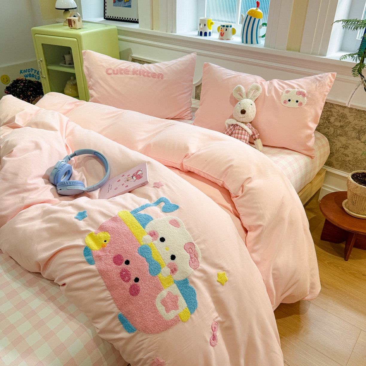 91家纺网 家纺一手货源 找家纺 我心家纺 2026新款水洗棉毛巾绣四件套 洗澡猫-浅玉