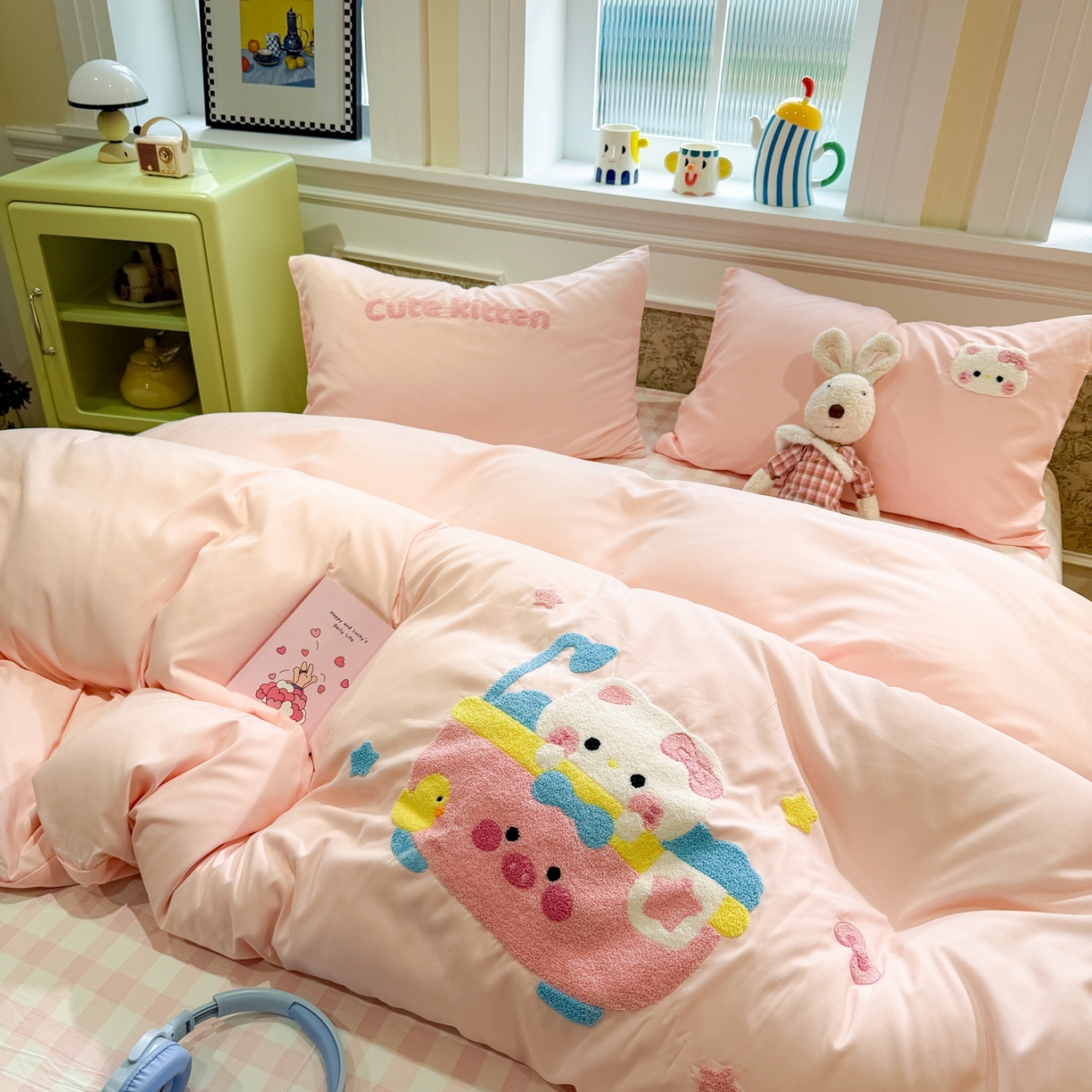 91家纺网 家纺一手货源 找家纺 我心家纺 2026新款水洗棉毛巾绣四件套 洗澡猫-浅玉