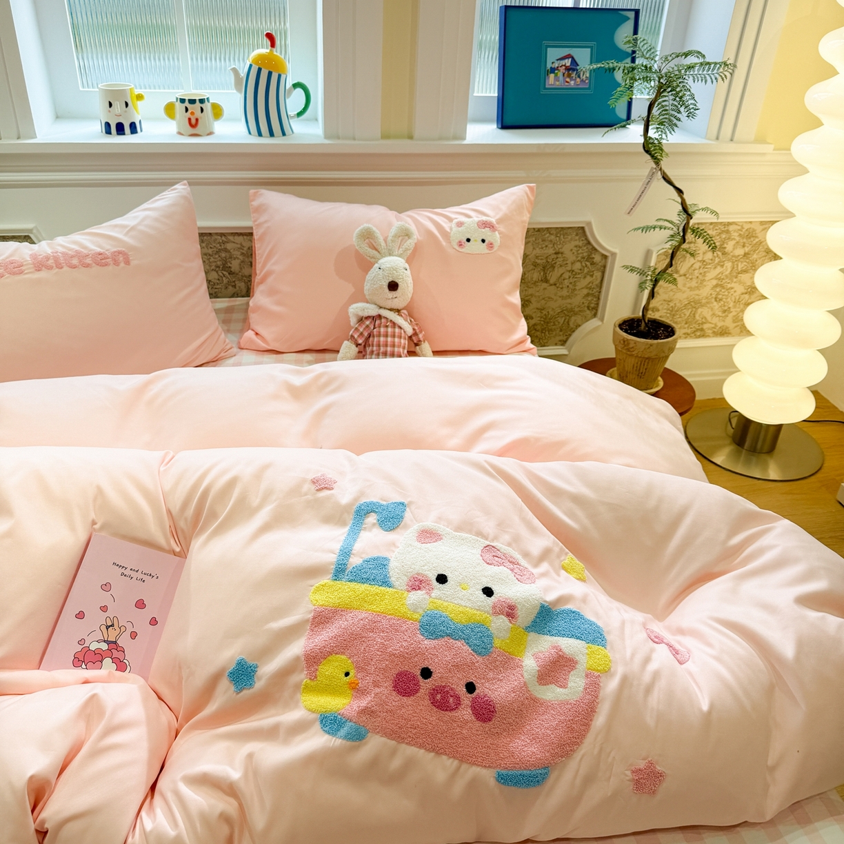 91家纺网 家纺一手货源 找家纺 我心家纺 2026新款水洗棉毛巾绣四件套 洗澡猫-浅玉