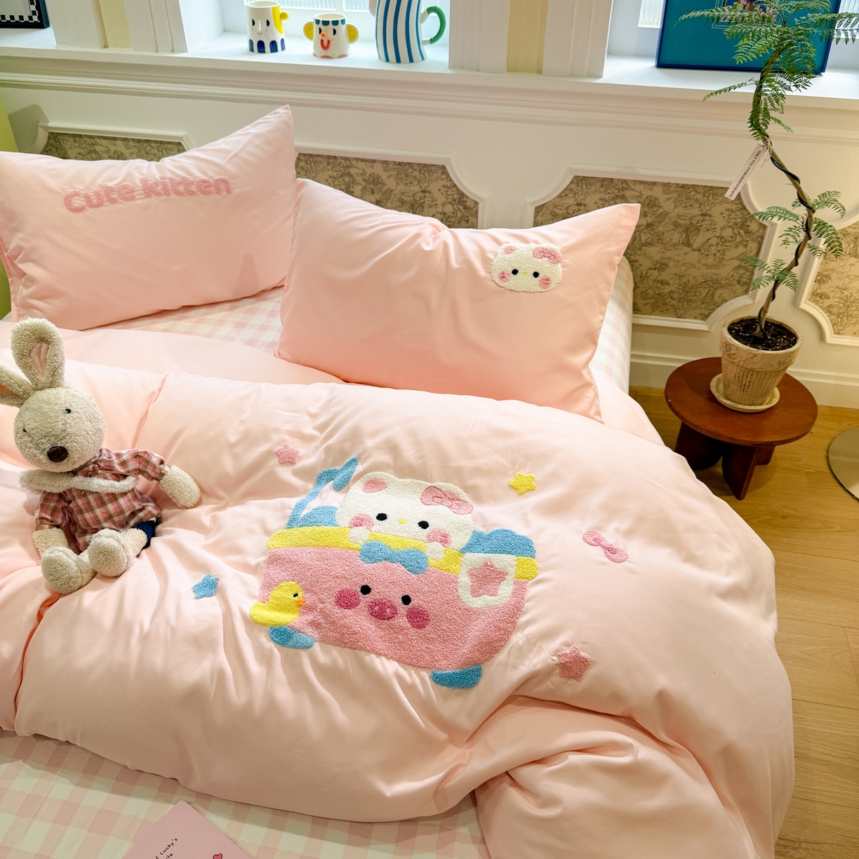 91家纺网 家纺一手货源 找家纺 我心家纺 2026新款水洗棉毛巾绣四件套 洗澡猫-浅玉