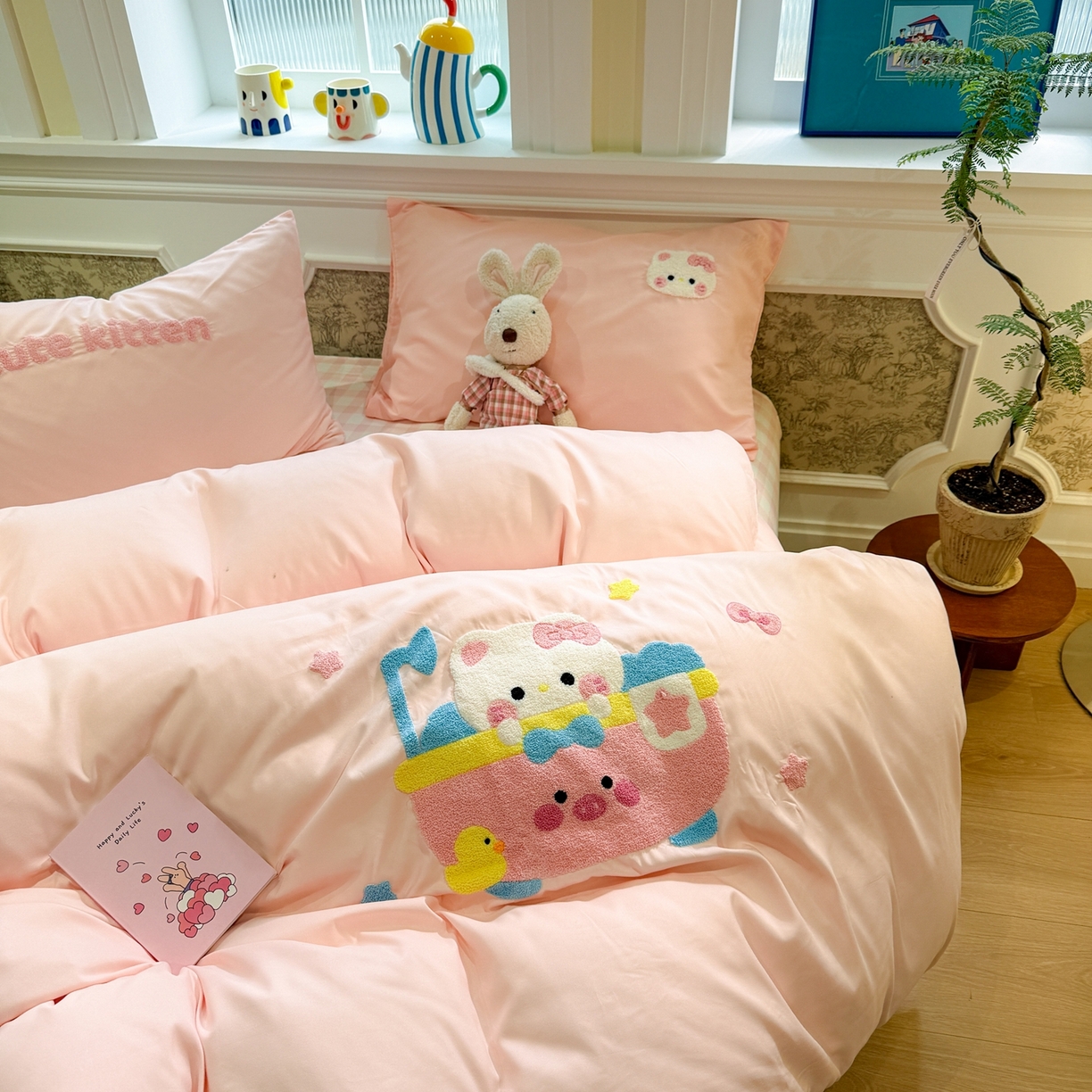 91家纺网 家纺一手货源 找家纺 我心家纺 2026新款水洗棉毛巾绣四件套 洗澡猫-浅玉