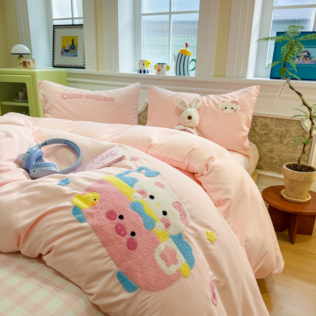 91家纺网 家纺一手货源 找家纺 我心家纺 2026新款水洗棉毛巾绣四件套 洗澡猫-浅玉