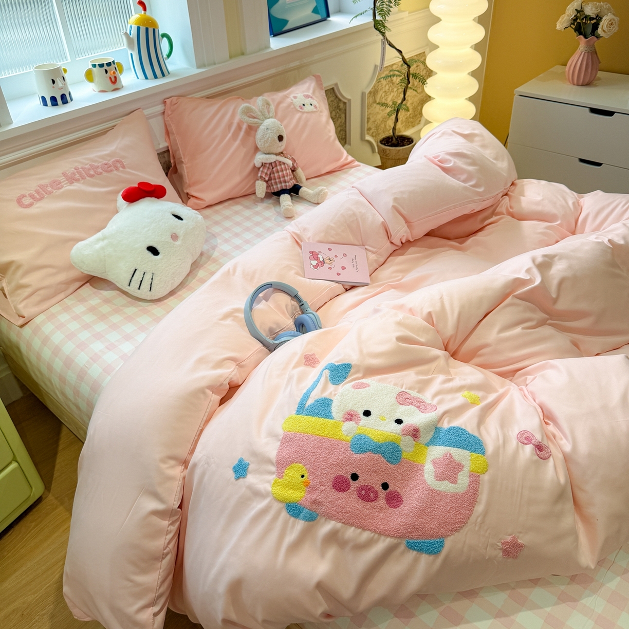 91家纺网 家纺一手货源 找家纺 我心家纺 2026新款水洗棉毛巾绣四件套 洗澡猫-浅玉