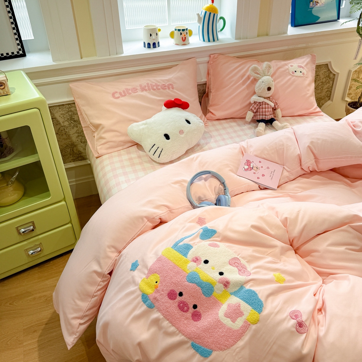 91家纺网 家纺一手货源 找家纺 我心家纺 2026新款水洗棉毛巾绣四件套 洗澡猫-浅玉