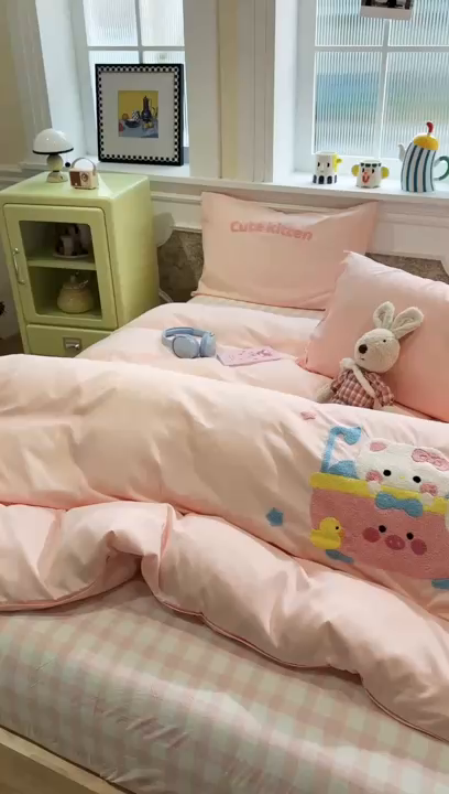 91家纺网 家纺一手货源 找家纺 我心家纺 2026新款水洗棉毛巾绣四件套 洗澡猫-浅玉