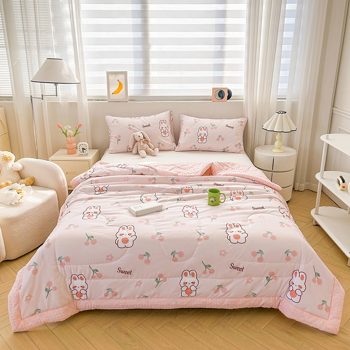 91家纺网 家纺一手货源 找家纺 悦织语 2026新款水洗棉双层纱豆豆被大豆夏凉被 樱桃兔兔