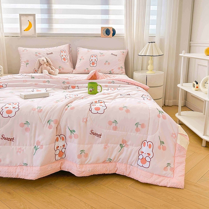 91家纺网 家纺一手货源 找家纺 悦织语 2026新款水洗棉双层纱豆豆被大豆夏凉被 樱桃兔兔