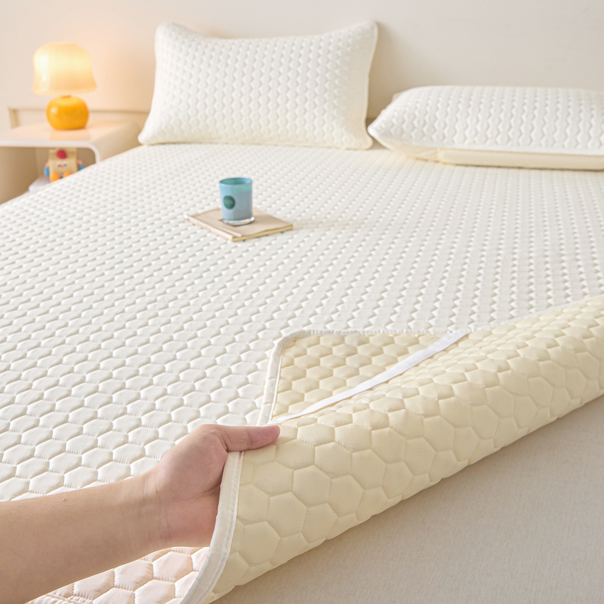 91家纺网 家纺一手货源 找家纺 （总）摩妮卡 2026新款水洗棉夹棉防水床褥床垫款三件套