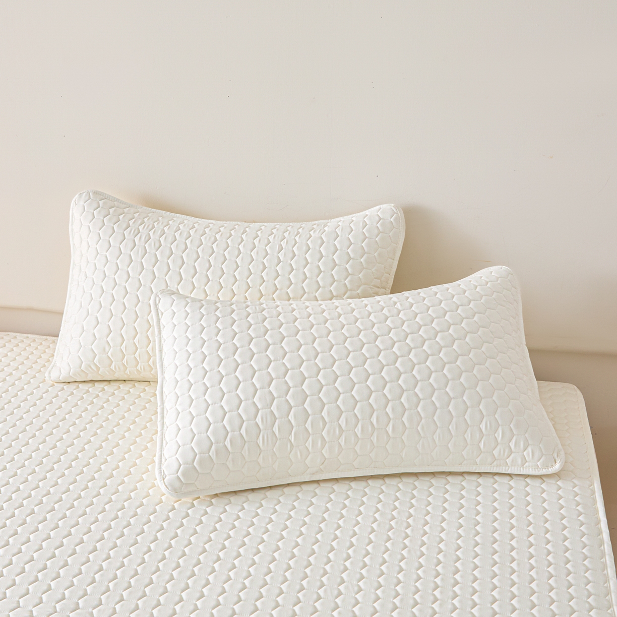 91家纺网 家纺一手货源 找家纺 （总）摩妮卡 2026新款水洗棉夹棉防水床褥床垫款三件套