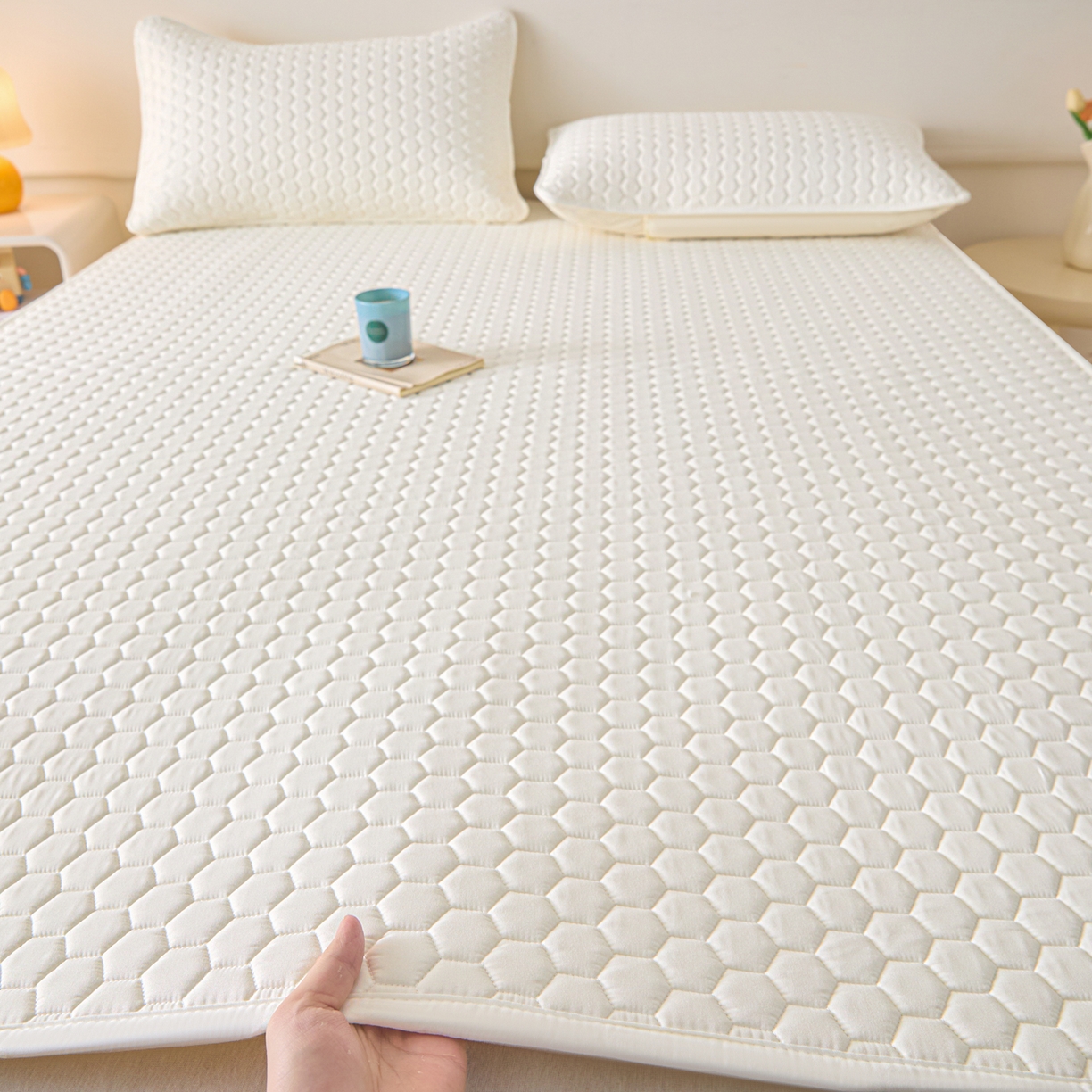 91家纺网 家纺一手货源 找家纺 （总）摩妮卡 2026新款水洗棉夹棉防水床褥床垫款三件套