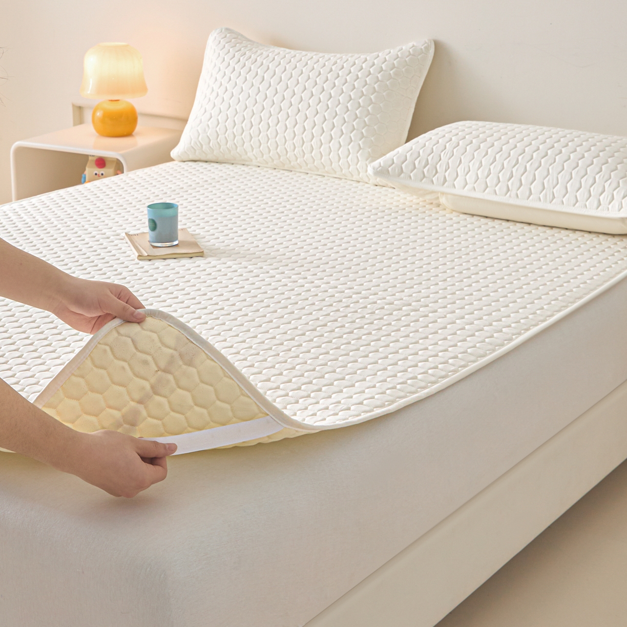 91家纺网 家纺一手货源 找家纺 （总）摩妮卡 2026新款水洗棉夹棉防水床褥床垫款三件套