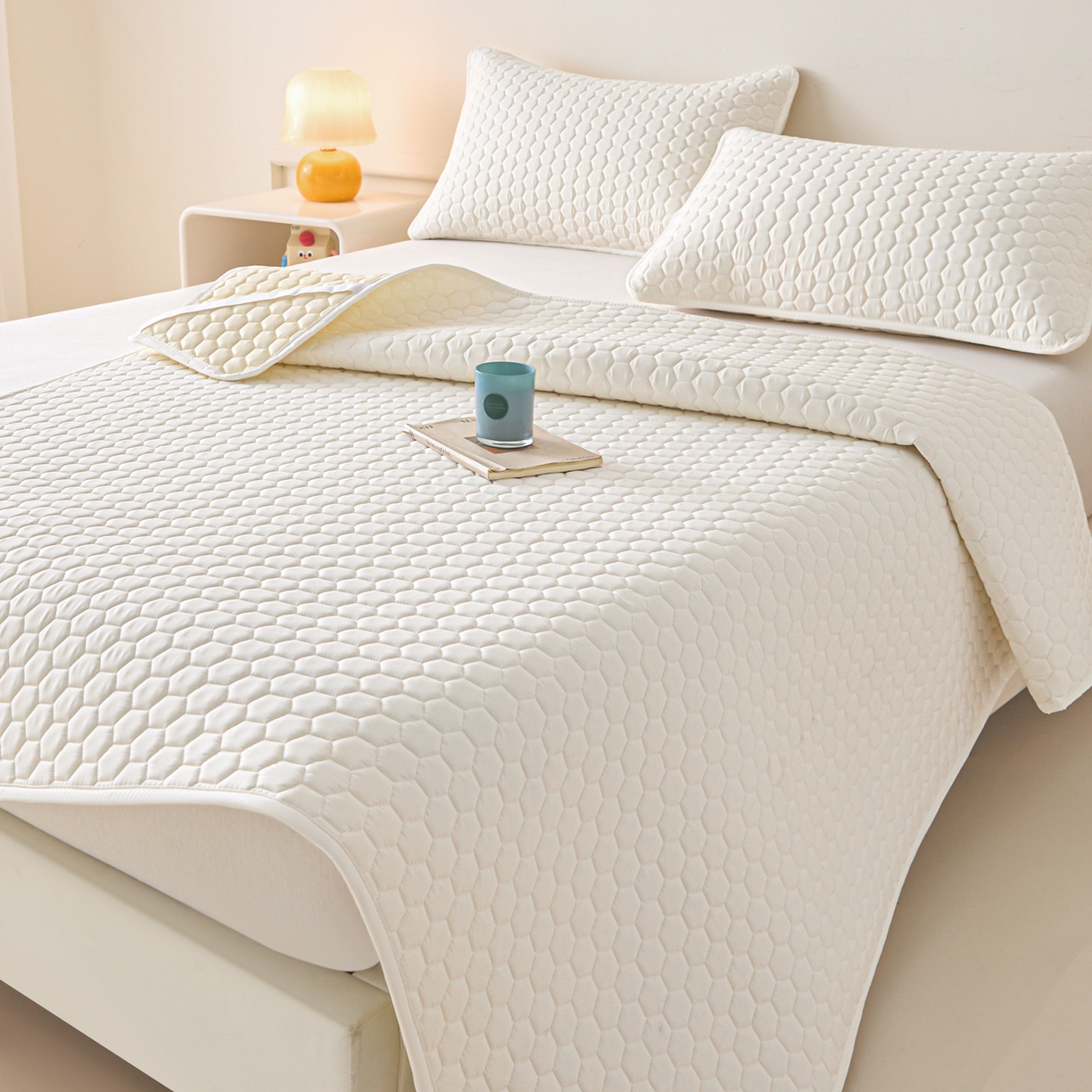 91家纺网 家纺一手货源 找家纺 （总）摩妮卡 2026新款水洗棉夹棉防水床褥床垫款三件套