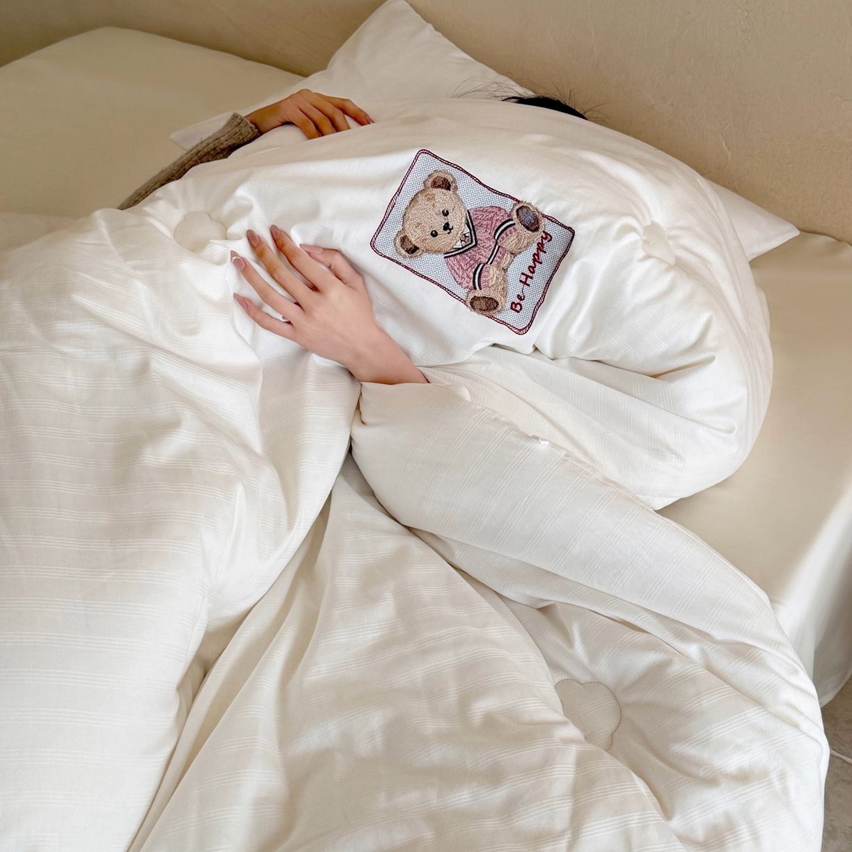 91家纺网 家纺一手货源 找家纺 （总）鹿班家居 2026新款40S全棉小提花55%提花大豆被被子被芯-小熊物语（标准会员-20元）