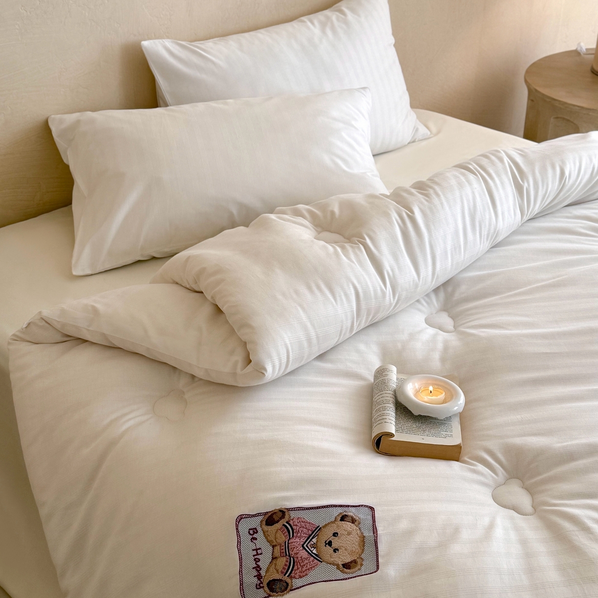 91家纺网 家纺一手货源 找家纺 （总）鹿班家居 2026新款40S全棉小提花55%提花大豆被被子被芯-小熊物语（标准会员-20元）