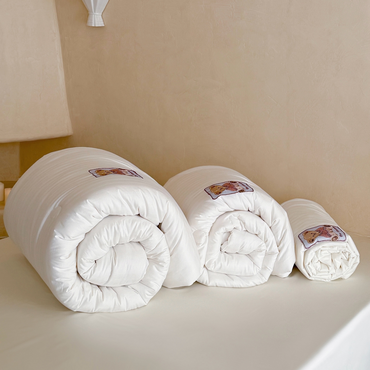 91家纺网 家纺一手货源 找家纺 （总）鹿班家居 2026新款40S全棉小提花55%提花大豆被被子被芯-小熊物语（标准会员-20元）