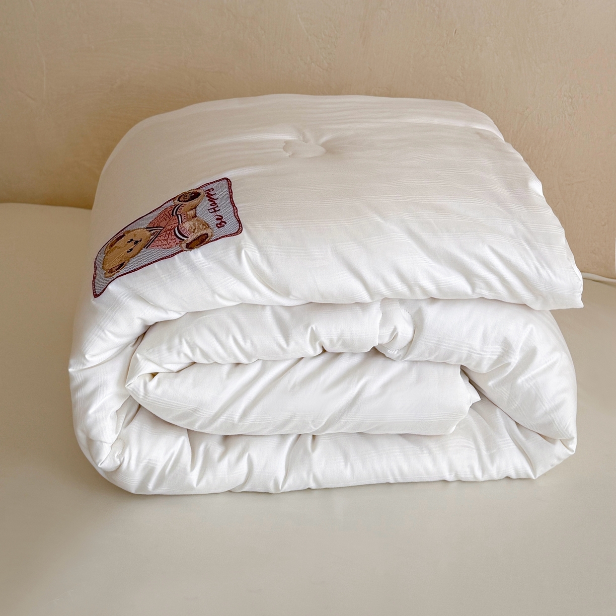 91家纺网 家纺一手货源 找家纺 （总）鹿班家居 2026新款40S全棉小提花55%提花大豆被被子被芯-小熊物语（标准会员-20元）