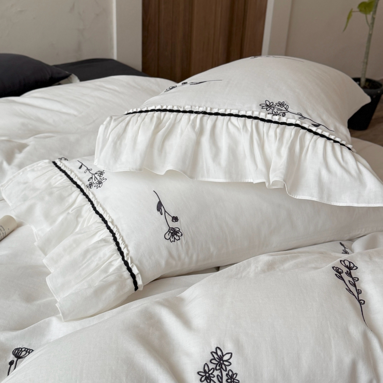 91家纺网 家纺一手货源 找家纺 （总）鹿班家居 2026新款全棉纯棉皱皱纱刺绣四件套-简枝（标准会员-20元）