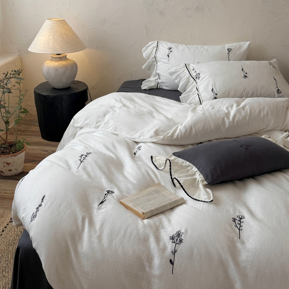 91家纺网 家纺一手货源 找家纺 （总）鹿班家居 2026新款全棉纯棉皱皱纱刺绣四件套-简枝（标准会员-20元）