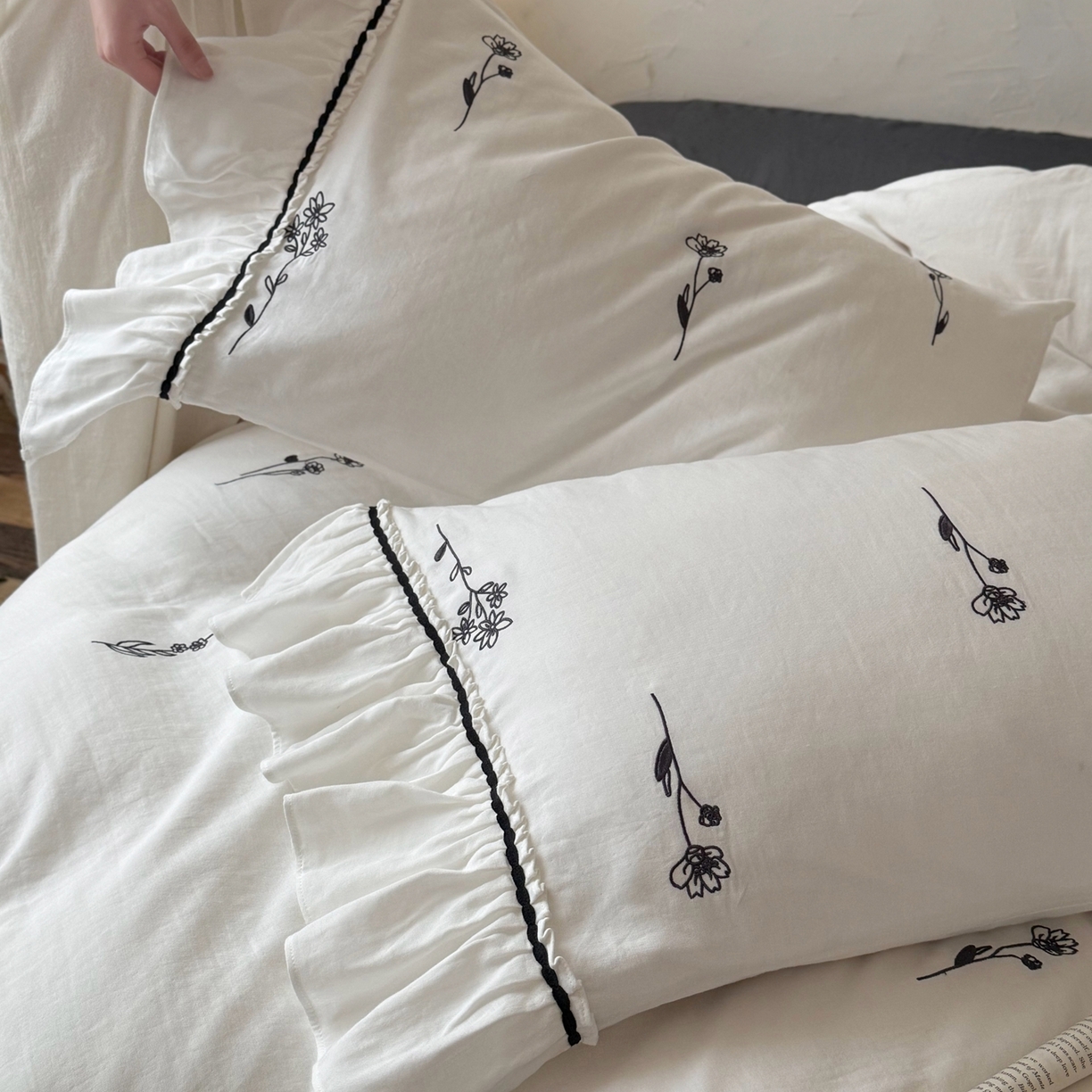 91家纺网 家纺一手货源 找家纺 鹿班家居 2026新款全棉纯棉皱皱纱刺绣四件套-简枝（标准会员-20元） 简枝-白色