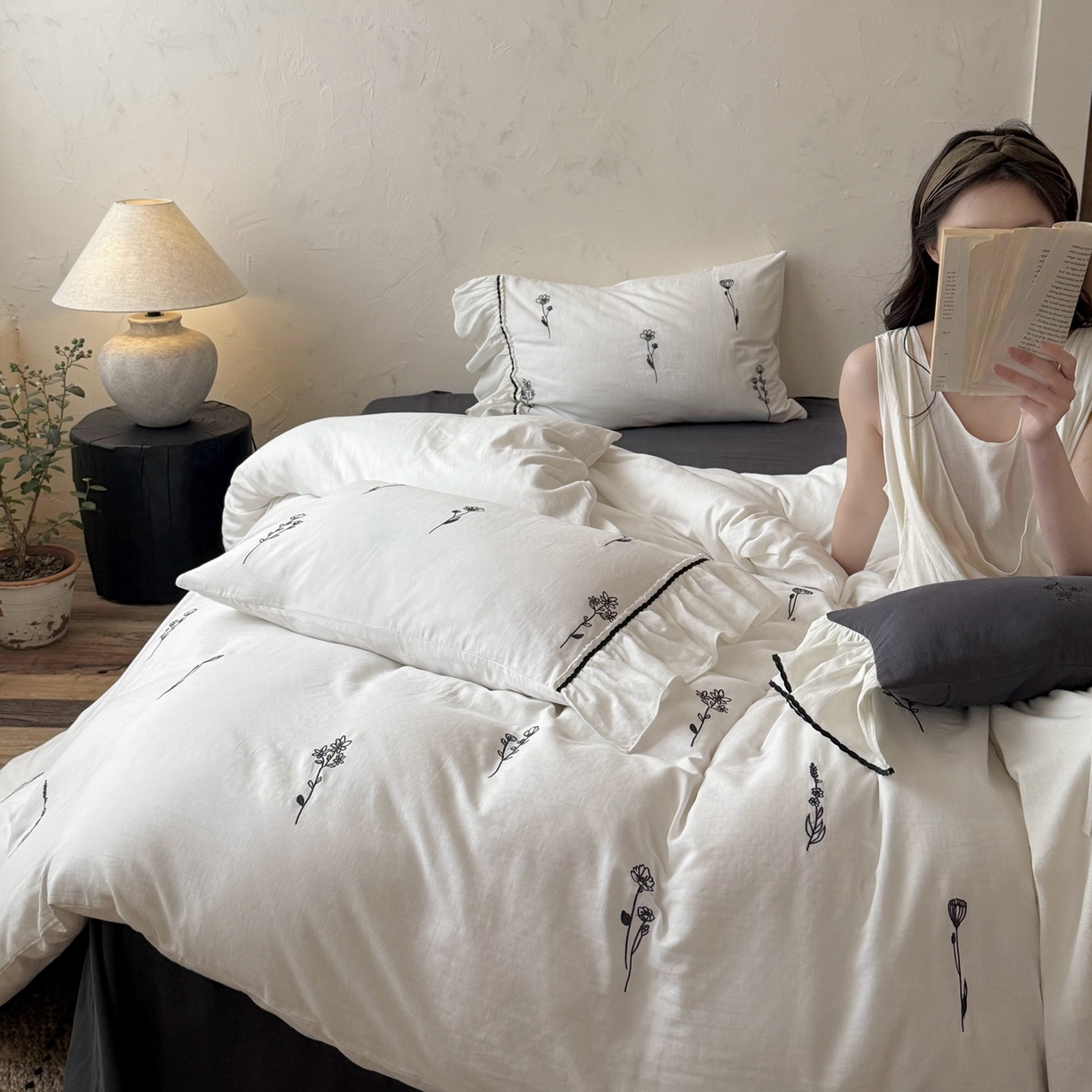 91家纺网 家纺一手货源 找家纺 鹿班家居 2026新款全棉纯棉皱皱纱刺绣四件套-简枝（标准会员-20元） 简枝-白色