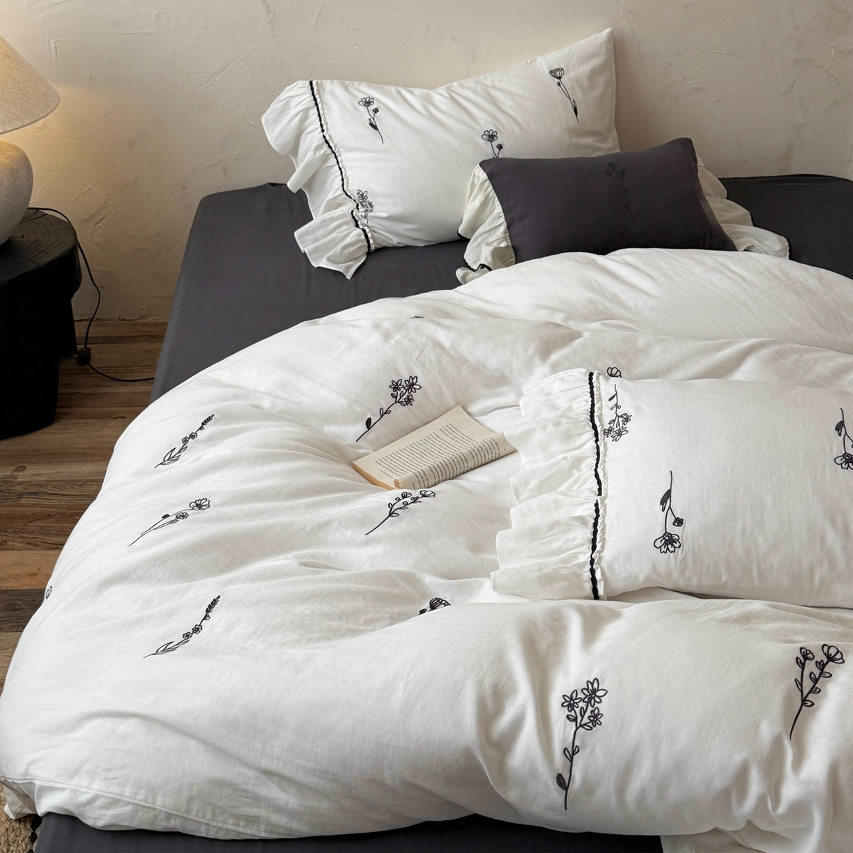 91家纺网 家纺一手货源 找家纺 鹿班家居 2026新款全棉纯棉皱皱纱刺绣四件套-简枝（标准会员-20元） 简枝-白色