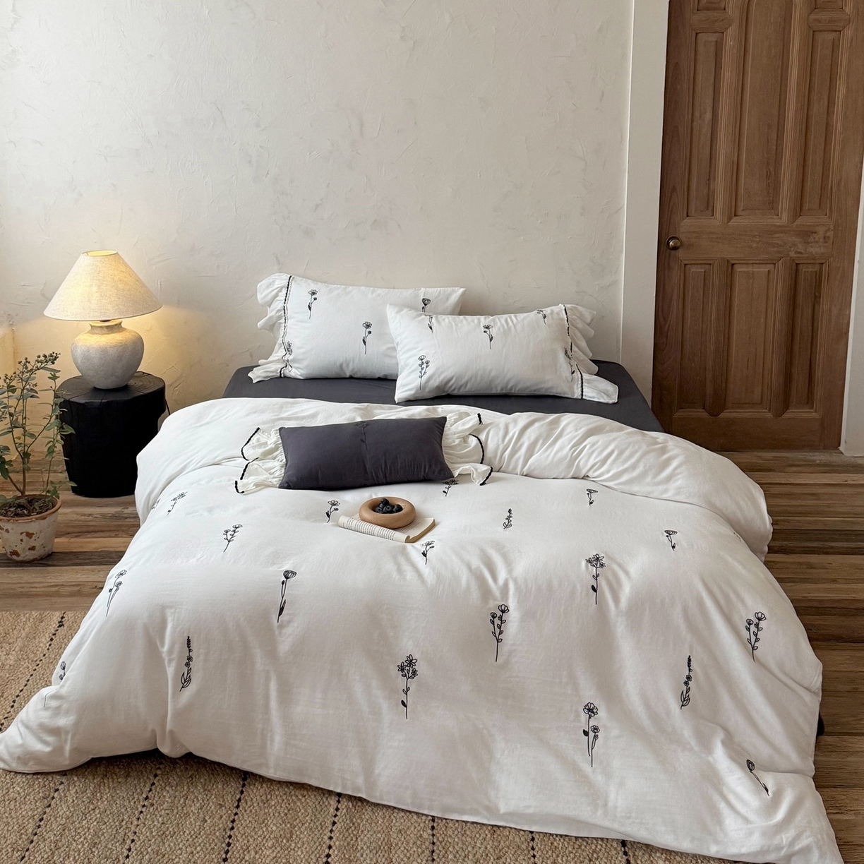 91家纺网 家纺一手货源 找家纺 鹿班家居 2026新款全棉纯棉皱皱纱刺绣四件套-简枝（标准会员-20元） 简枝-白色