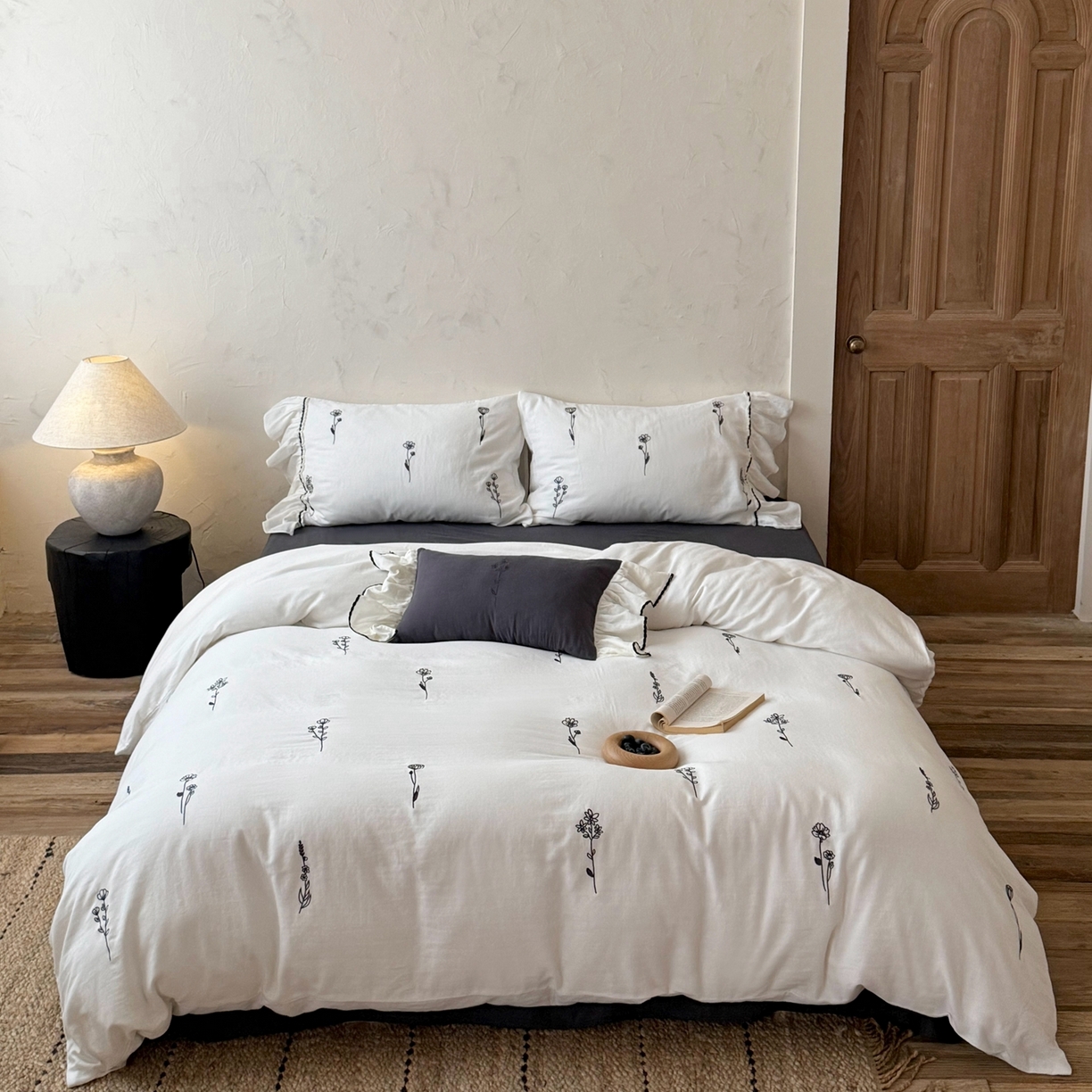 91家纺网 家纺一手货源 找家纺 鹿班家居 2026新款全棉纯棉皱皱纱刺绣四件套-简枝（标准会员-20元） 简枝-白色