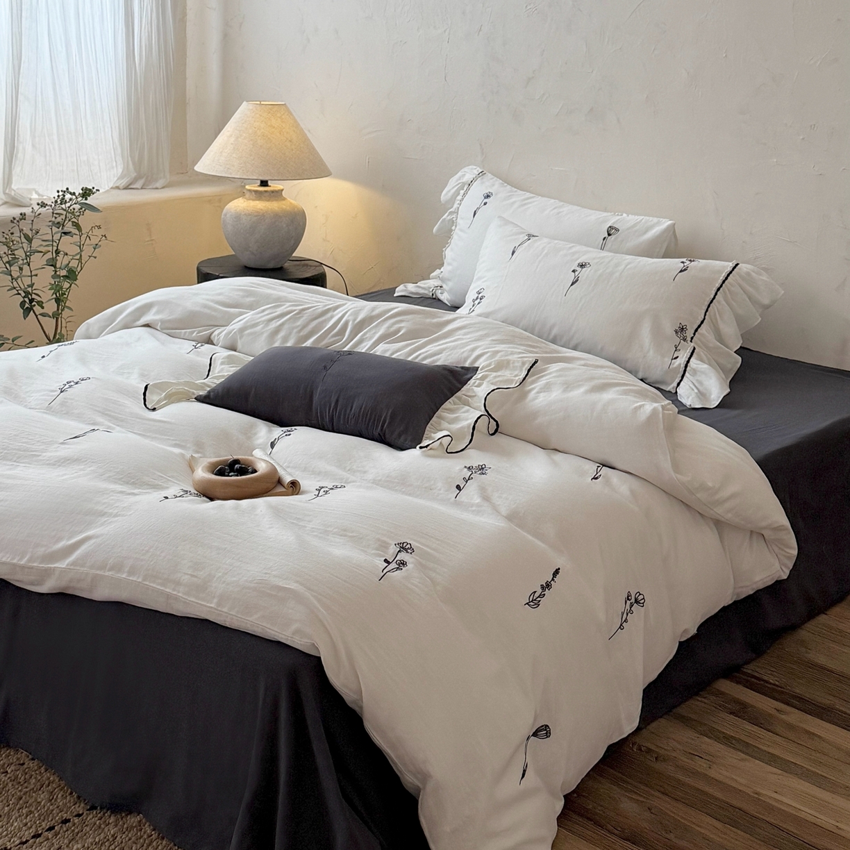 91家纺网 家纺一手货源 找家纺 鹿班家居 2026新款全棉纯棉皱皱纱刺绣四件套-简枝（标准会员-20元） 简枝-白色