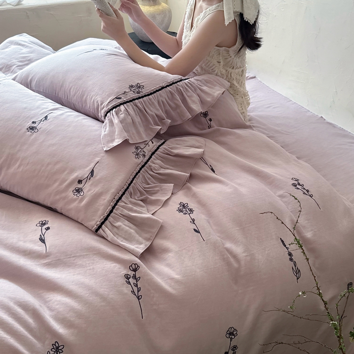 91家纺网 家纺一手货源 找家纺 鹿班家居 2026新款全棉纯棉皱皱纱刺绣四件套-简枝（标准会员-20元） 简枝-紫色