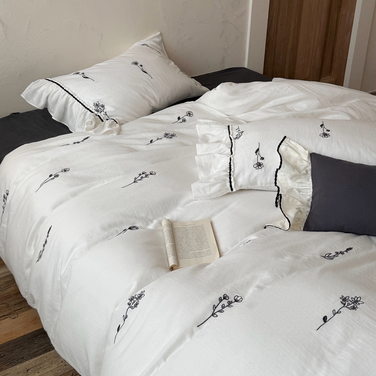 91家纺网 家纺一手货源 找家纺 鹿班家居 2026新款全棉纯棉皱皱纱刺绣四件套-简枝（标准会员-20元） 简枝-白色