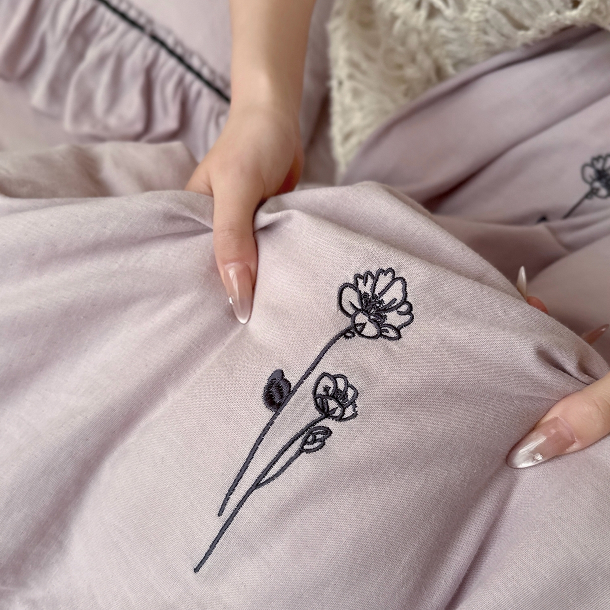 91家纺网 家纺一手货源 找家纺 鹿班家居 2026新款全棉纯棉皱皱纱刺绣四件套-简枝（标准会员-20元） 简枝-紫色