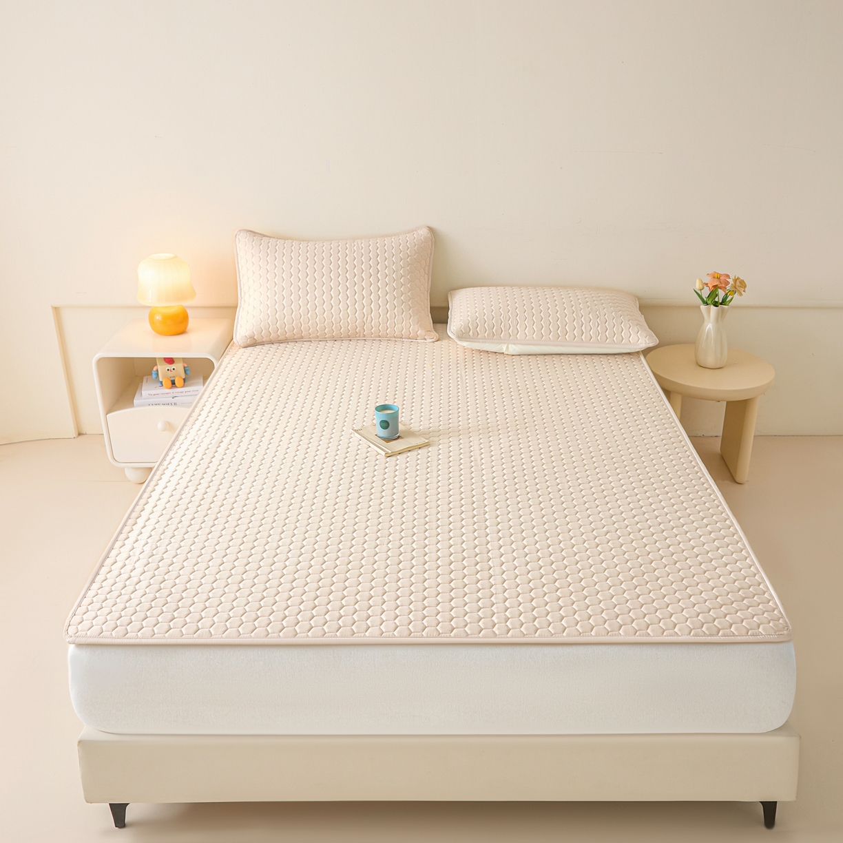 91家纺网 家纺一手货源 找家纺 摩妮卡 2026新款水洗棉夹棉防水床褥床垫款三件套 几何-卡其