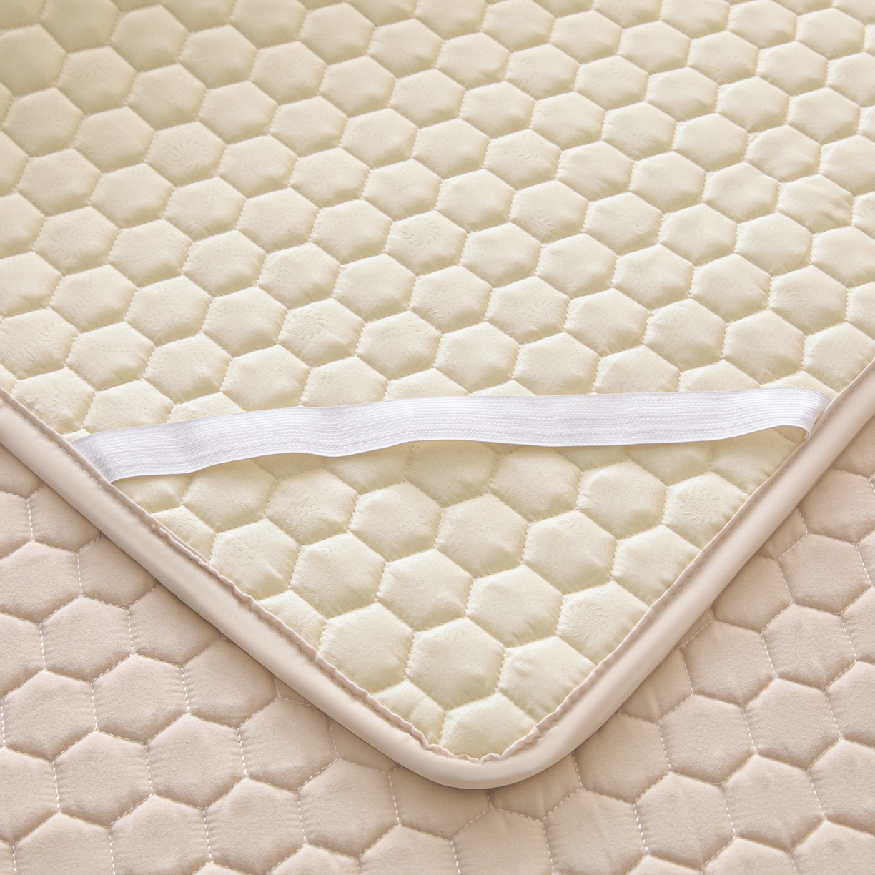 91家纺网 家纺一手货源 找家纺 摩妮卡 2026新款水洗棉夹棉防水床褥床垫款三件套 几何-卡其