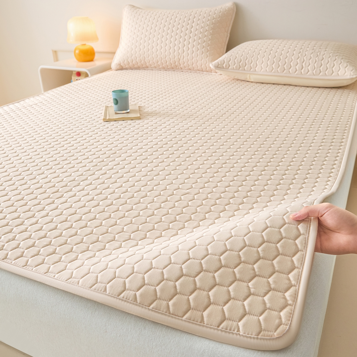 91家纺网 家纺一手货源 找家纺 摩妮卡 2026新款水洗棉夹棉防水床褥床垫款三件套 几何-卡其