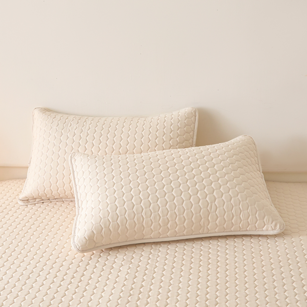 91家纺网 家纺一手货源 找家纺 摩妮卡 2026新款水洗棉夹棉防水床褥床垫款三件套 几何-卡其