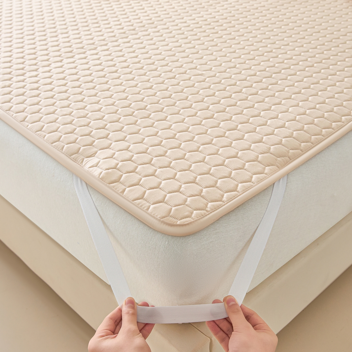 91家纺网 家纺一手货源 找家纺 摩妮卡 2026新款水洗棉夹棉防水床褥床垫款三件套 几何-卡其