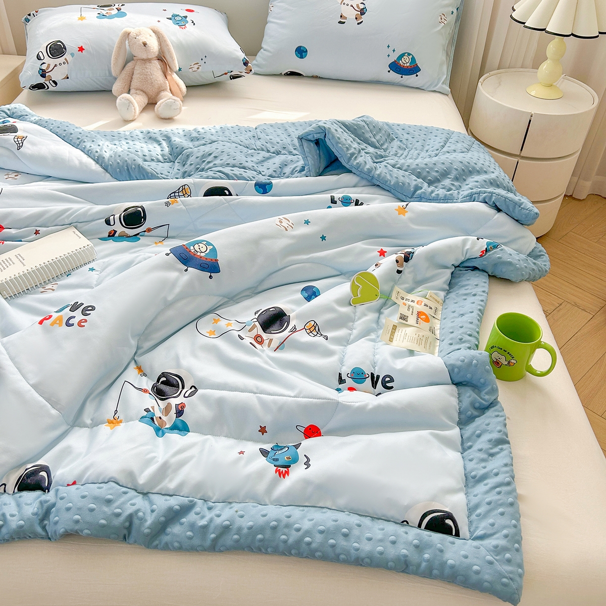 91家纺网 家纺一手货源 找家纺 悦织语 2026新款A类水洗棉双层纱豆豆被大豆夏凉被 太空超人