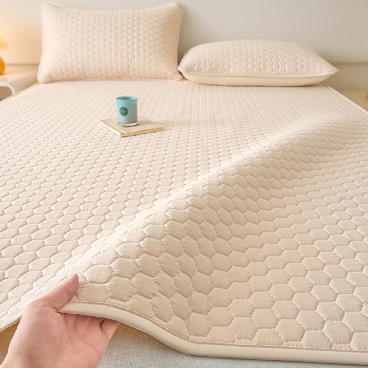 91家纺网 家纺一手货源 找家纺 摩妮卡 2026新款水洗棉夹棉防水床褥床垫款三件套 几何-卡其