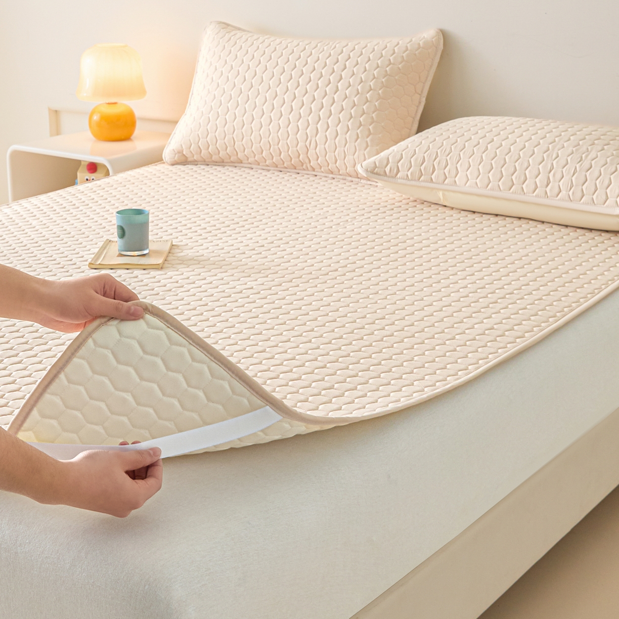 91家纺网 家纺一手货源 找家纺 摩妮卡 2026新款水洗棉夹棉防水床褥床垫款三件套 几何-卡其