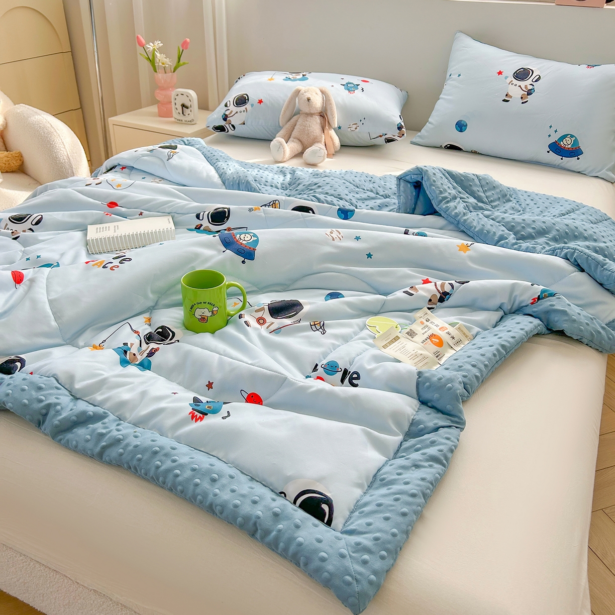 91家纺网 家纺一手货源 找家纺 悦织语 2026新款A类水洗棉双层纱豆豆被大豆夏凉被 太空超人