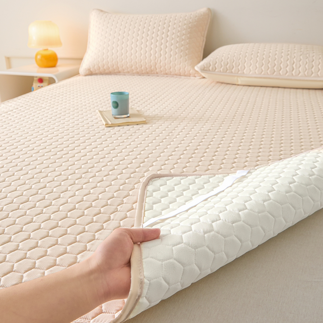 91家纺网 家纺一手货源 找家纺 摩妮卡 2026新款水洗棉夹棉防水床褥床垫款三件套 几何-卡其